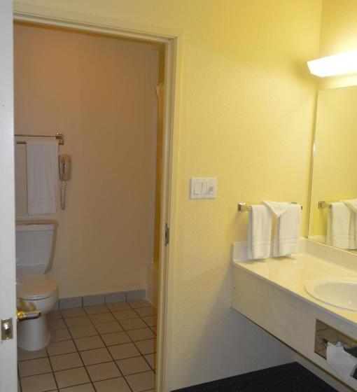 酒店 Howard Johnson By Wyndham San Antonio  & Suites