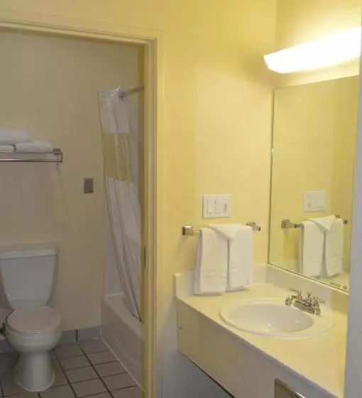 בית מלון כפרי Howard Johnson By Wyndham San Antonio & Suites