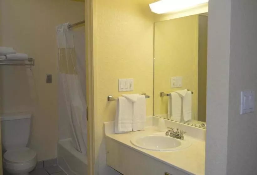 בית מלון כפרי Howard Johnson By Wyndham San Antonio & Suites