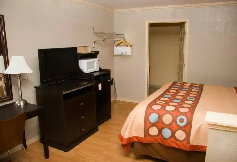 فندق Inn At King City