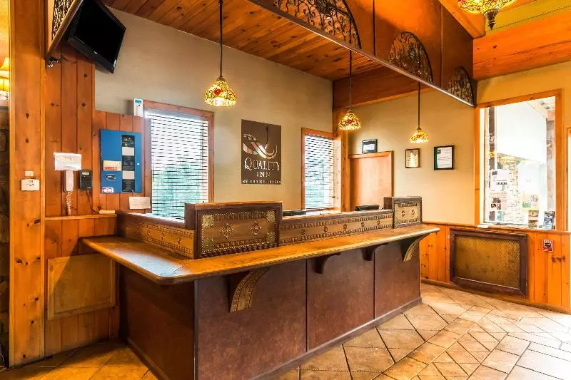 בית מלון כפרי Quaint Inn & Suites