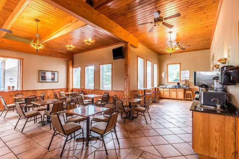 בית מלון כפרי Quaint Inn & Suites