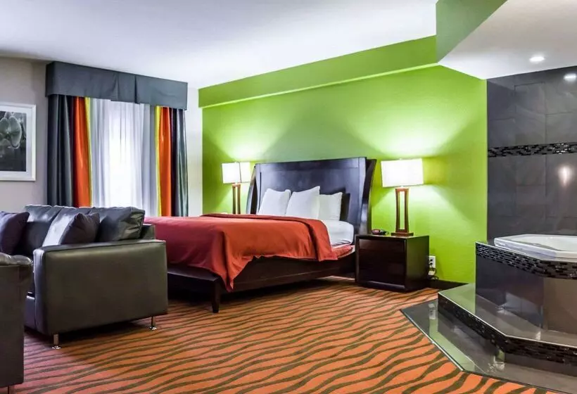 هتل Quality Suites Fort Myers Airport I 75