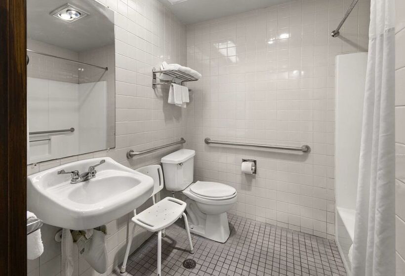 فندق Suburban Studios Kansas City Airport North