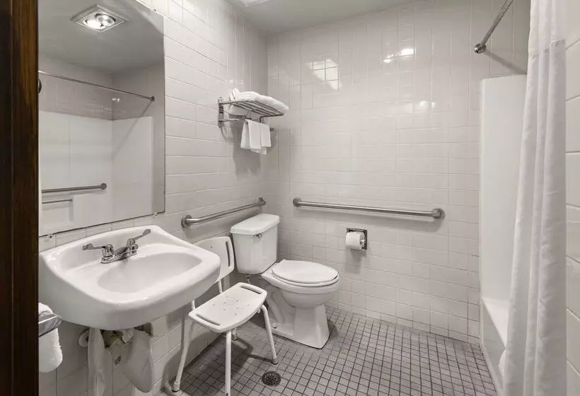 هتل Suburban Studios Kansas City Airport North