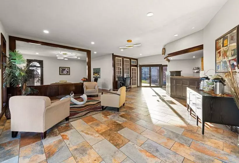 هتل Suburban Studios Kansas City Airport North