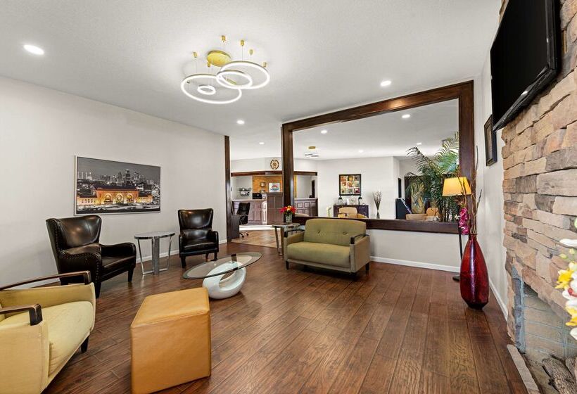 فندق Suburban Studios Kansas City Airport North