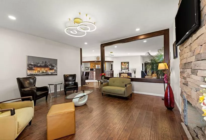 هتل Suburban Studios Kansas City Airport North