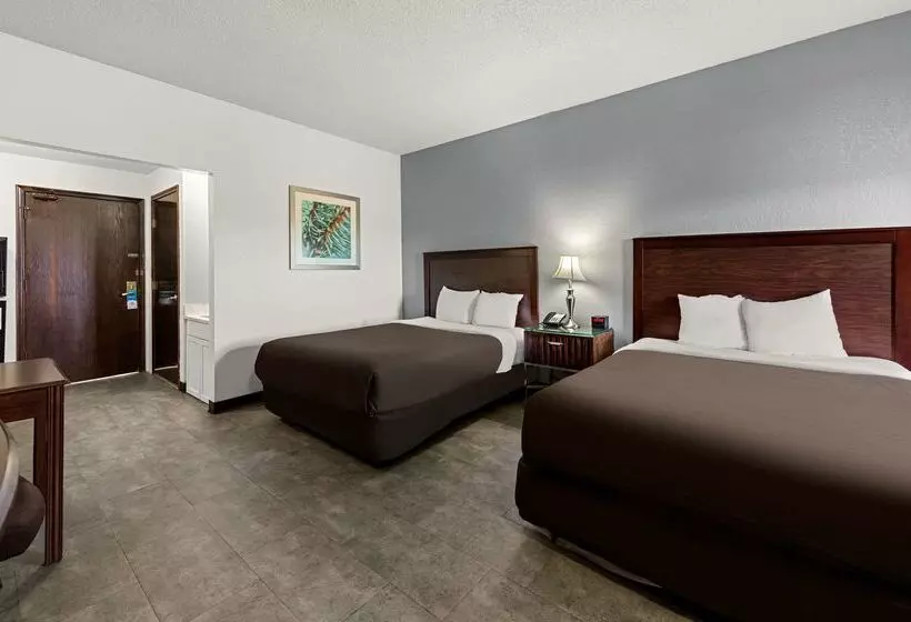 هتل Suburban Studios Kansas City Airport North