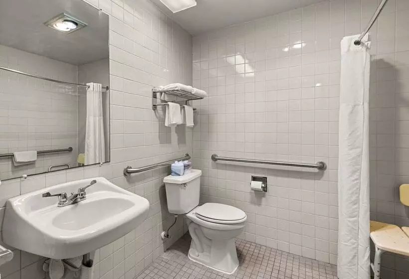 هتل Suburban Studios Kansas City Airport North