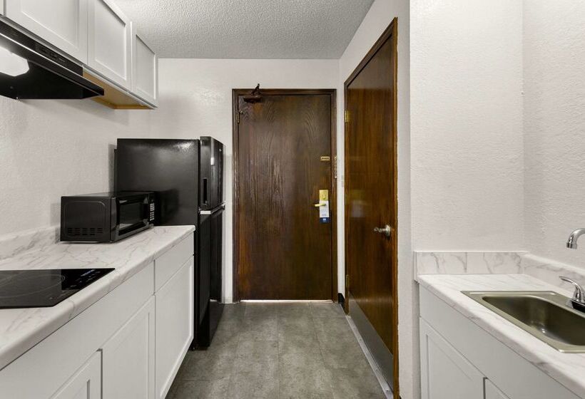 فندق Suburban Studios Kansas City Airport North