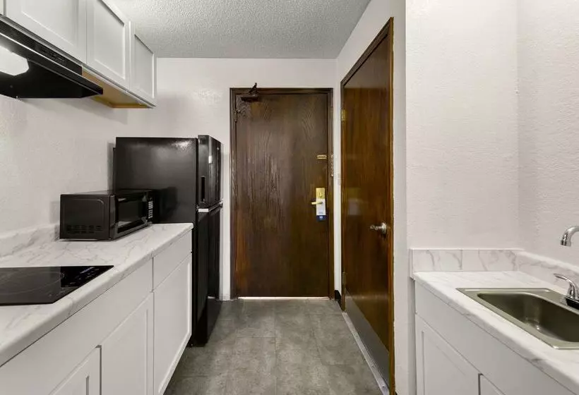 هتل Suburban Studios Kansas City Airport North