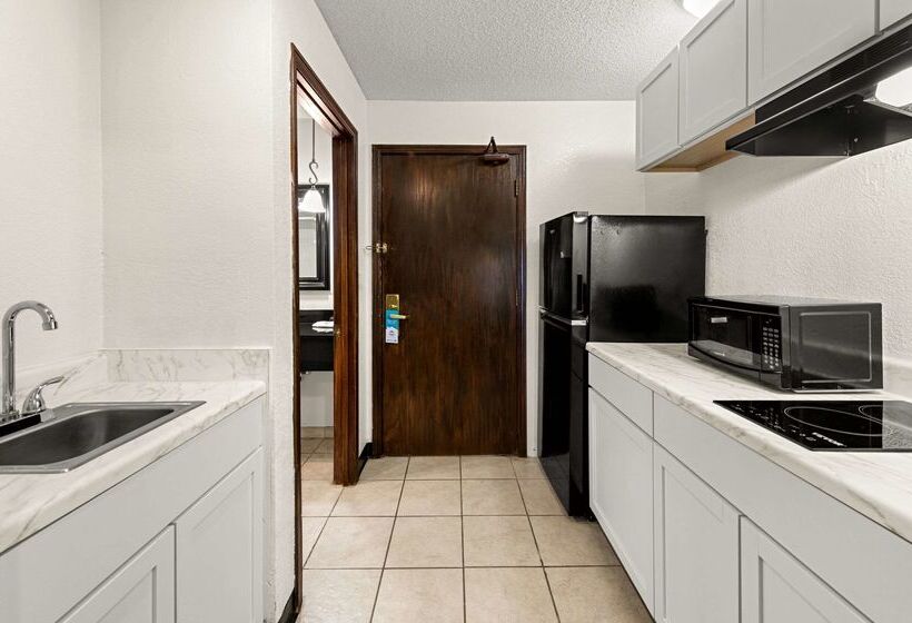 فندق Suburban Studios Kansas City Airport North