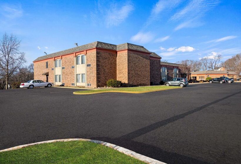 فندق Suburban Studios Kansas City Airport North