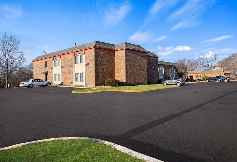 هتل Suburban Studios Kansas City Airport North