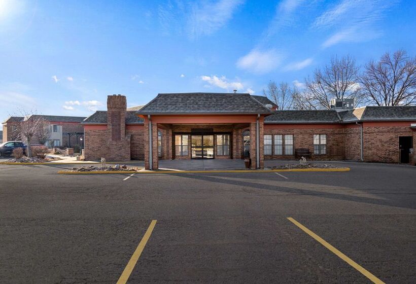 فندق Suburban Studios Kansas City Airport North