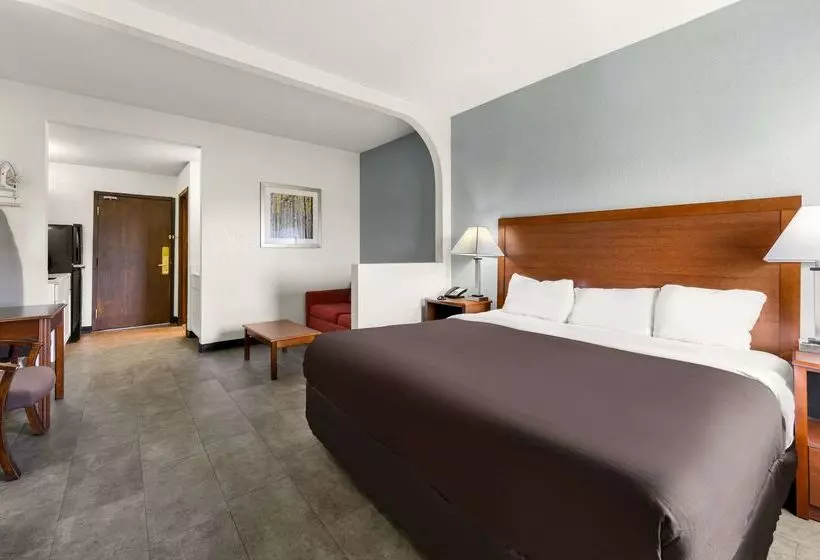 هتل Suburban Studios Kansas City Airport North