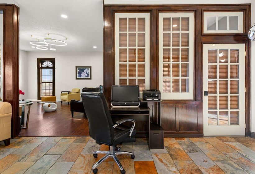 فندق Suburban Studios Kansas City Airport North