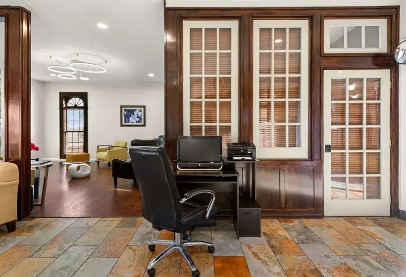 هتل Suburban Studios Kansas City Airport North