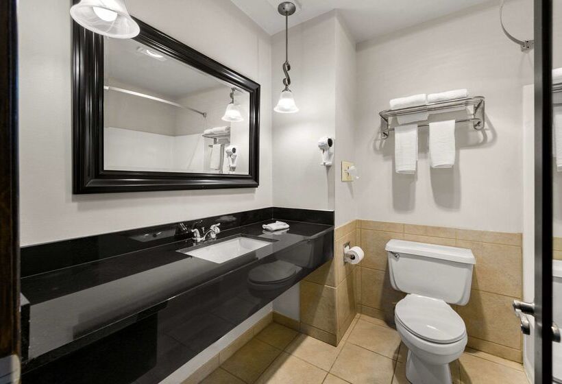 فندق Suburban Studios Kansas City Airport North