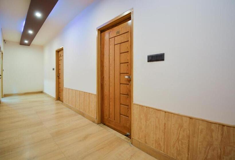 هتل Oyo 28000  Shivay Residency