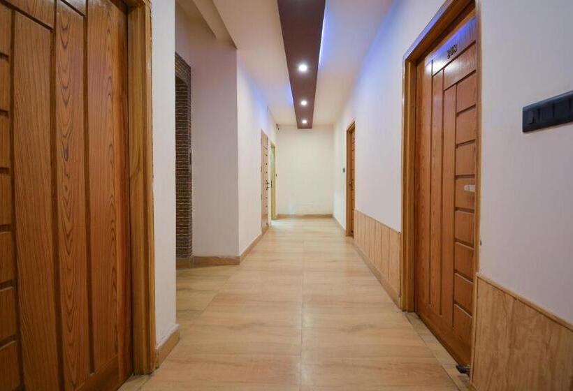 هتل Oyo 28000  Shivay Residency