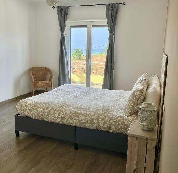 تختخواب و صبحانه The Globetrotter's Inn