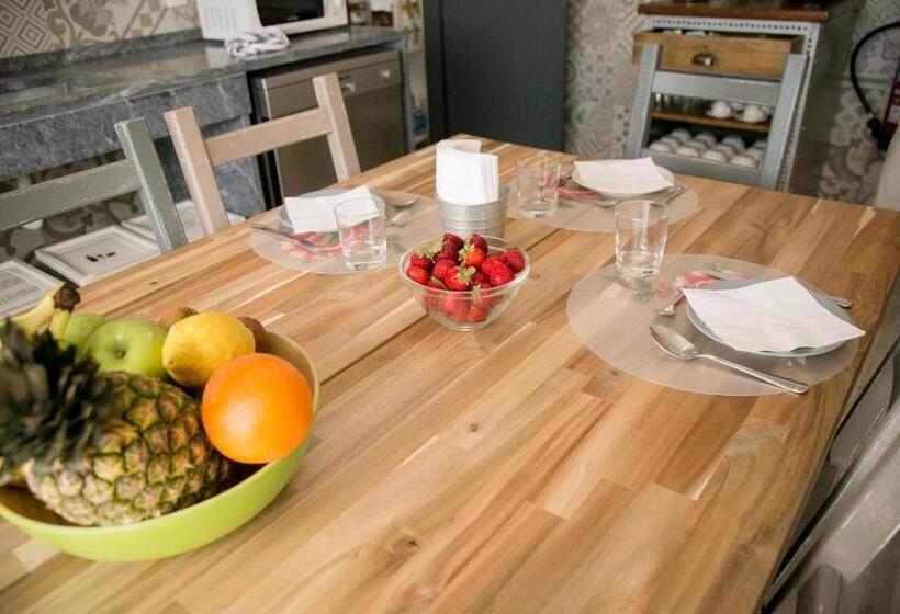 تختخواب و صبحانه The Globetrotter's Inn