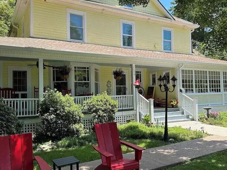 Hotelli Red Rocker Inn