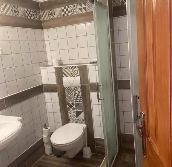 هاستل Kastélykert Fogadó
