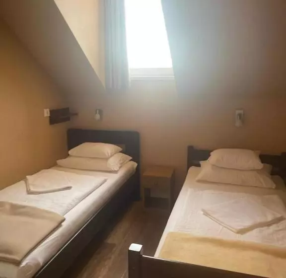 هاستل Kastélykert Fogadó