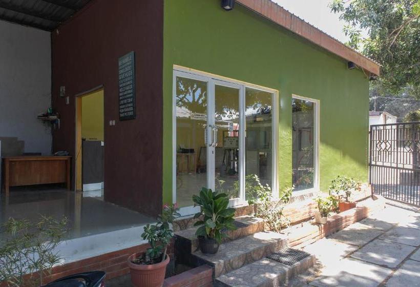 Hotel Oyo 1359 Evergreen Residence