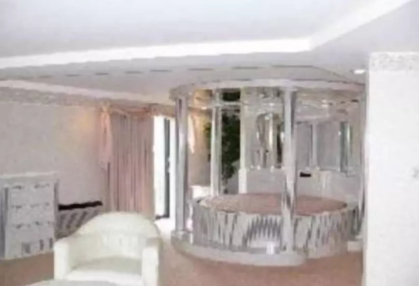 Отель Chateau Royale Inn