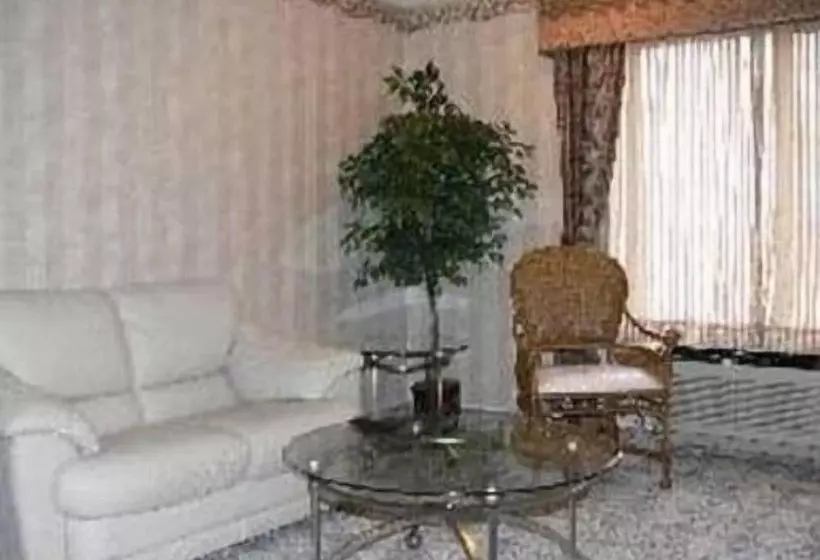 Отель Chateau Royale Inn