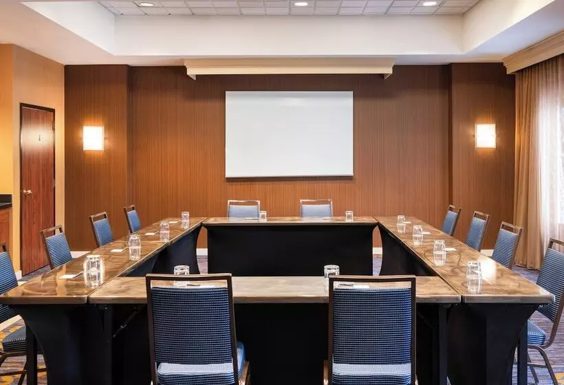 ホテル Courtyard By Marriott Bloomington