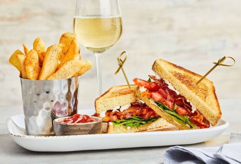 هتل Courtyard By Marriott Bloomington