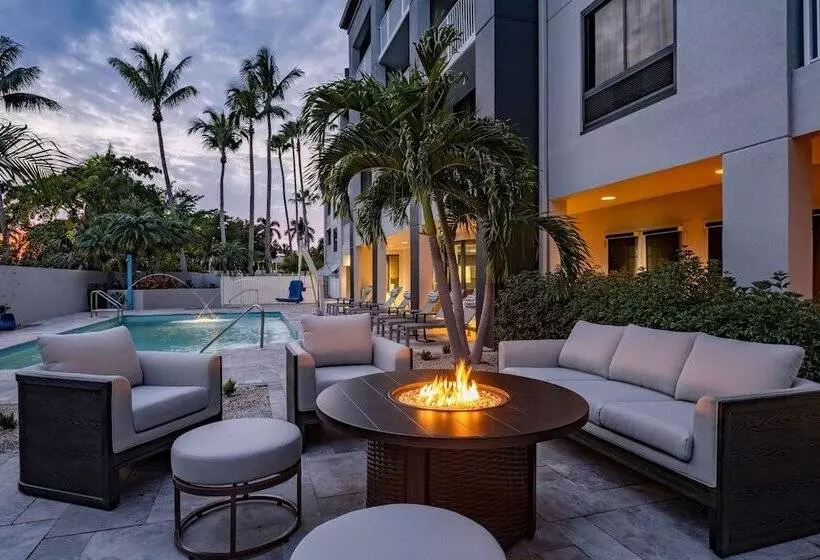 هتل Courtyard By Marriott   Naples