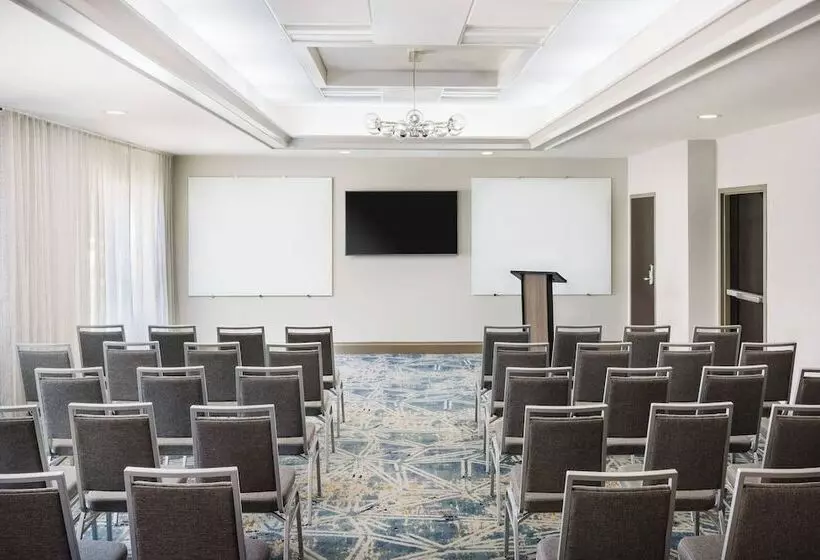 Отель Courtyard By Marriott Orlando Downtown