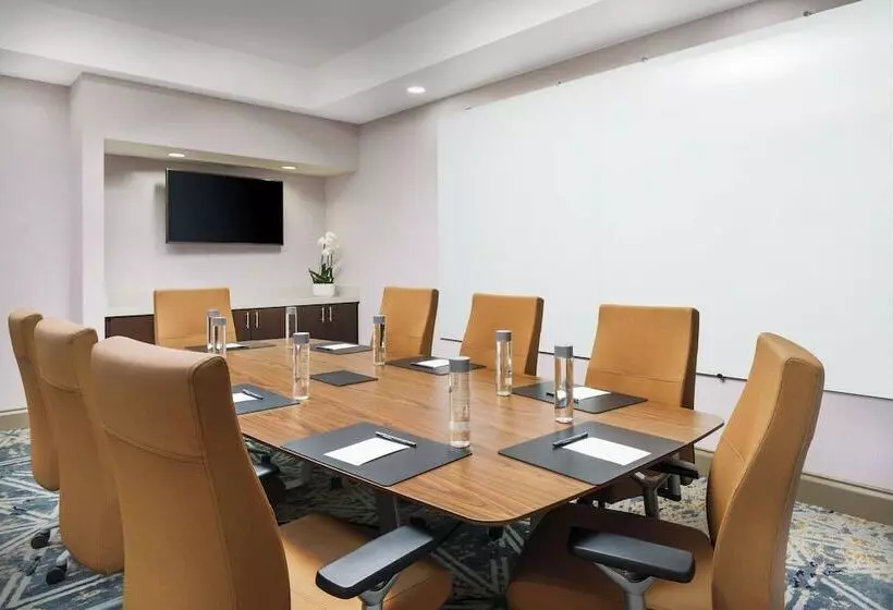 Отель Courtyard By Marriott Orlando Downtown