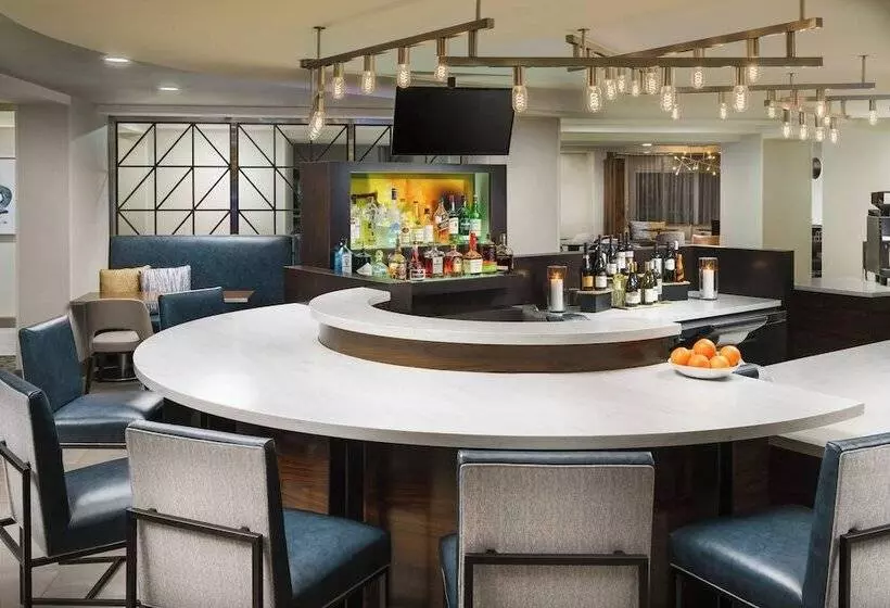 Отель Courtyard By Marriott Orlando Downtown