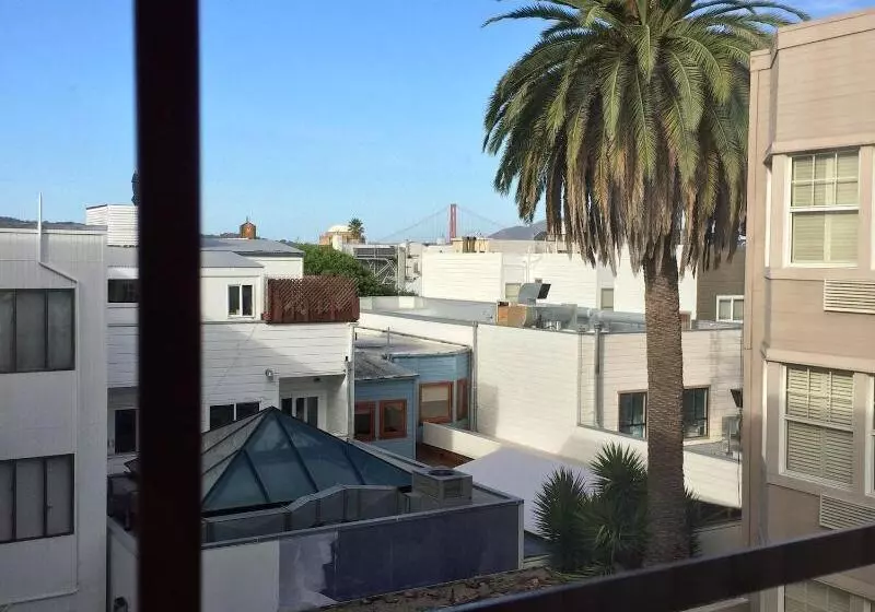 בית מלון כפרי Cow Hollow Inn And Suites