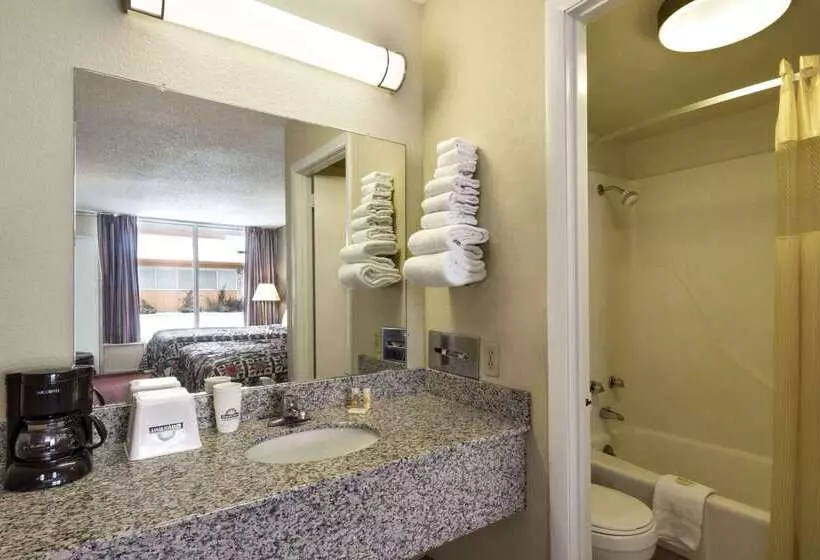 호텔 Days Inn By Wyndham White House