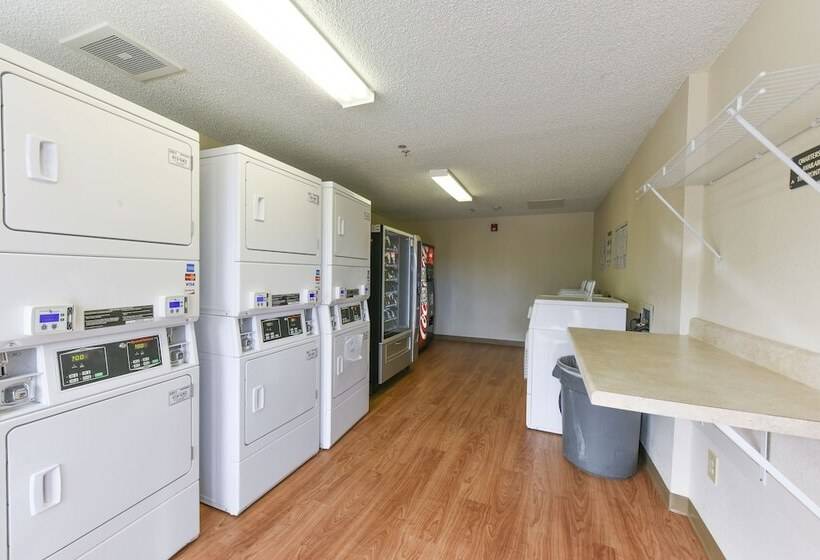 Отель Hometowne Studios By Red Roof Austin