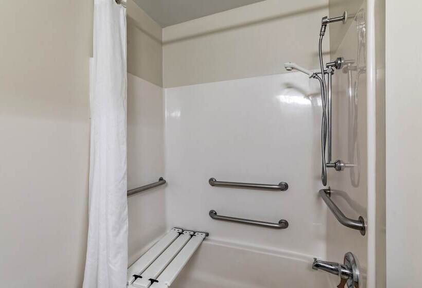 Отель Hometowne Studios By Red Roof Austin