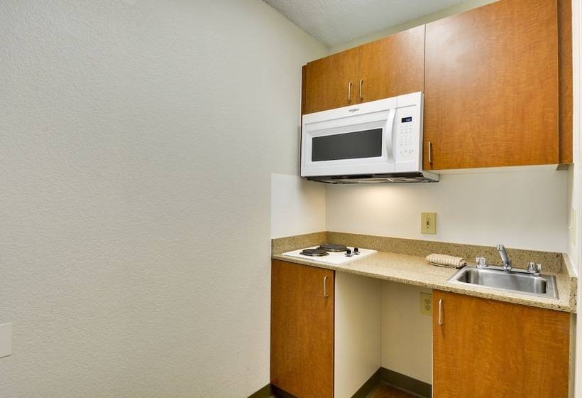 Отель Hometowne Studios By Red Roof Austin