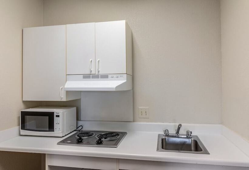 Отель Hometowne Studios By Red Roof Austin