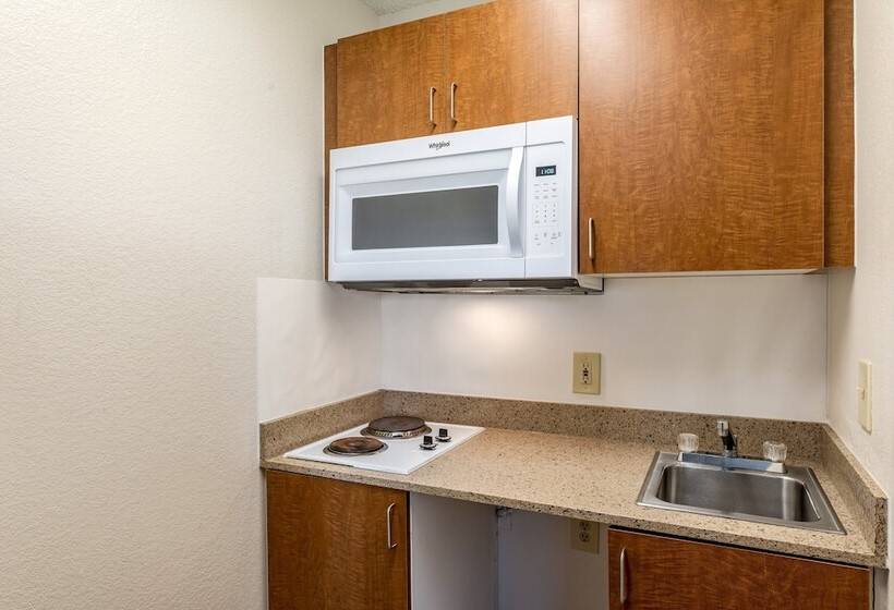 Отель Hometowne Studios By Red Roof Austin