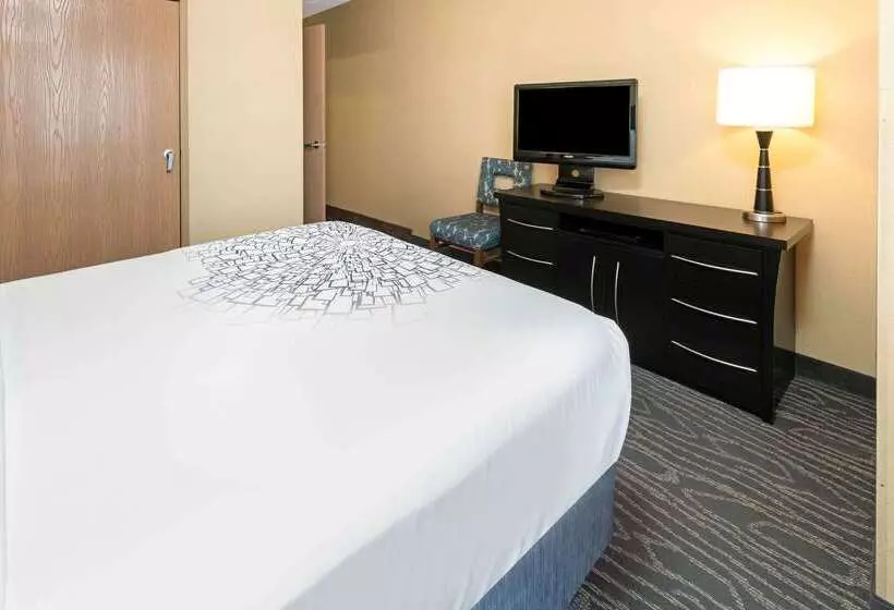 Отель La Quinta By Wyndham Logan