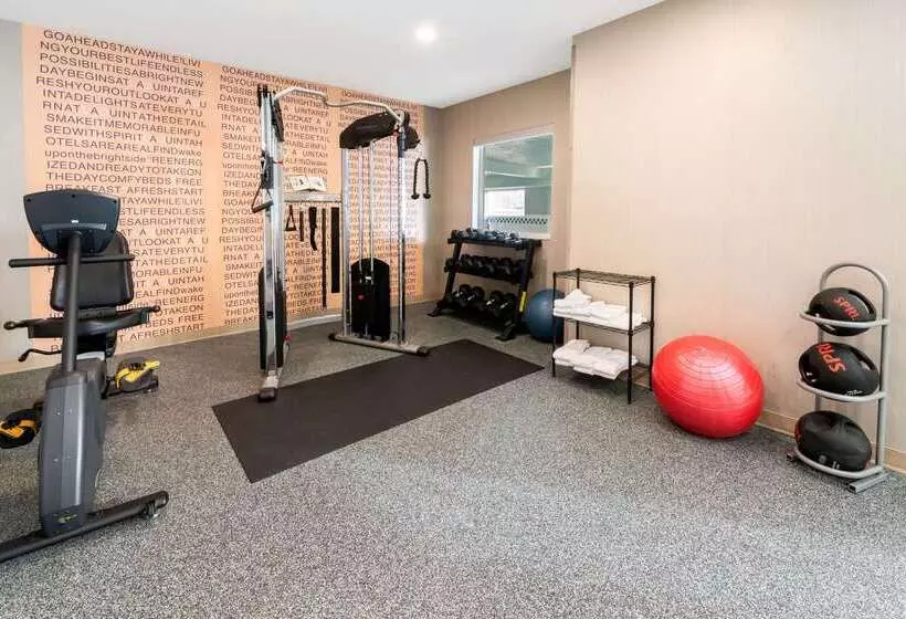 Отель La Quinta By Wyndham Logan