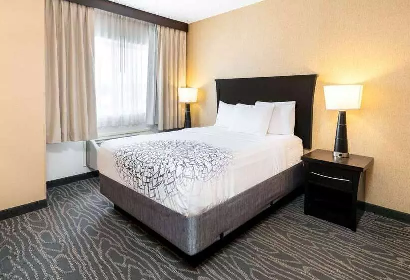 Отель La Quinta By Wyndham Logan